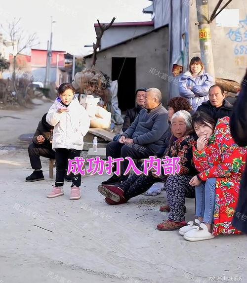 村口大妈准备吃瓜,畅谈乡村生活趣事