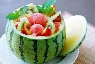 宠爱小玫瑰吃瓜,瓜田里的甜蜜生活