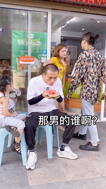 情侣见面吃瓜,情侣共享甜蜜瓜果时光